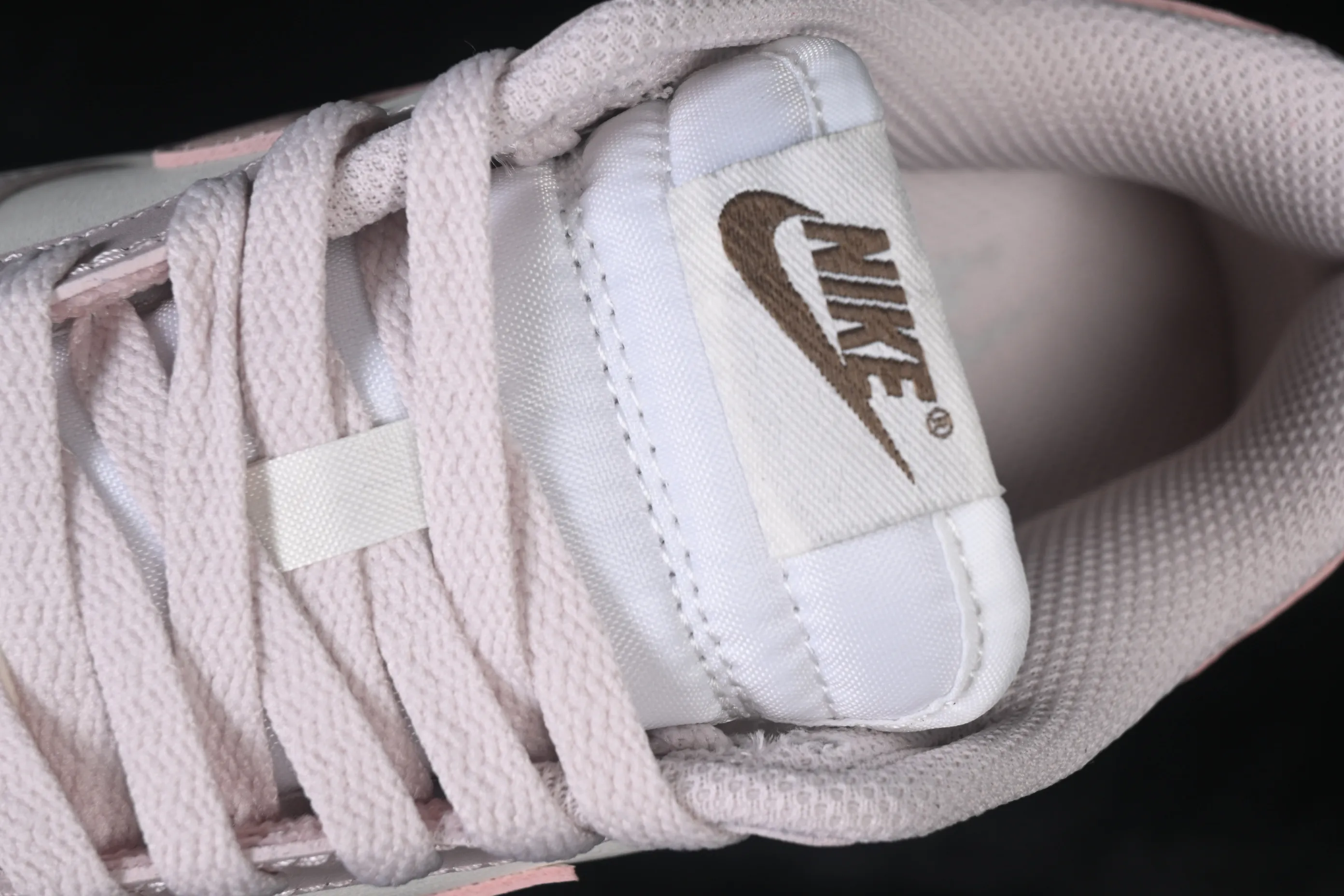 All categories Nk SB Dunk Series Nk SB Dunk Low High-end customized low-top sneakers Nike SB Dunk Low white and pink color low-top casual sneakers IM6572-602